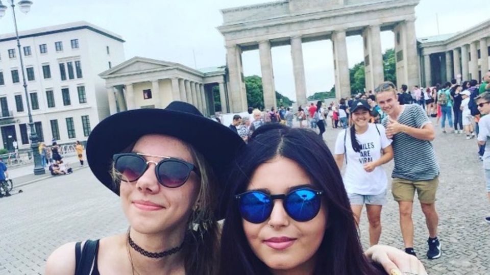 Simone mit einer Klassenkameradin vorm Brandenburger Tor in Berlin
