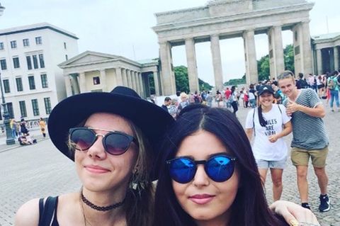 Simone mit einer Klassenkameradin vorm Brandenburger Tor in Berlin