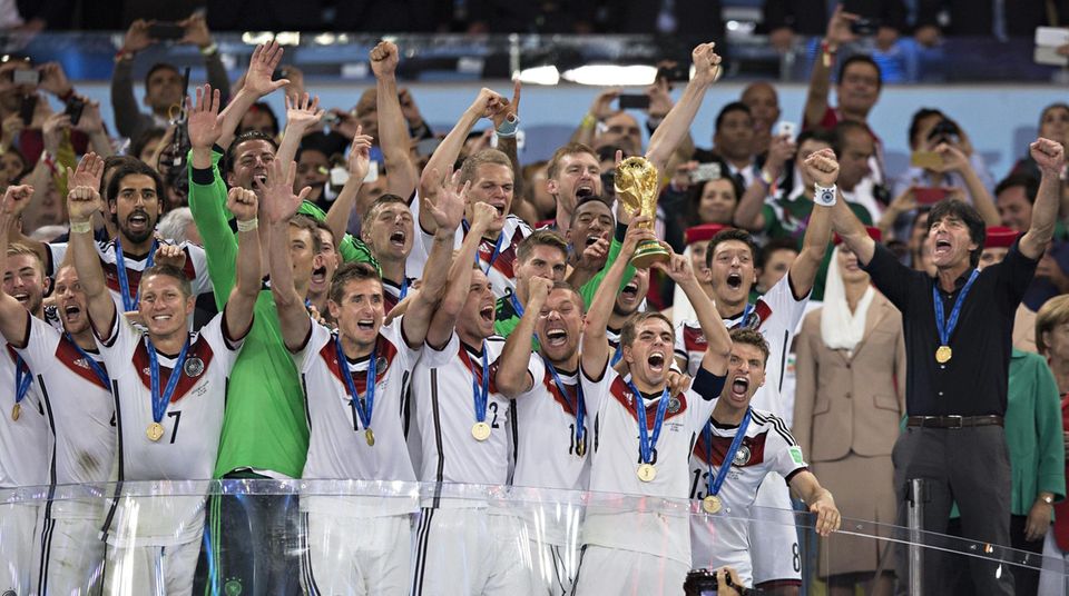 Der Höhepunkt der Laufbahn: Als Kapitän führt Philipp Lahm die Nationalelf 2014 in Brasilien zum WM-Titel