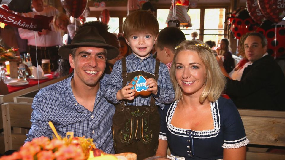 Kapitän des FC Bayern: Der private Lahm: zusammen mit Sohn Julian und Frau Claudia beim Wiesn-Besuch Der private Lahm: zusammen mit Sohn Julian und Frau Claudia beim Wiesn-Besuch