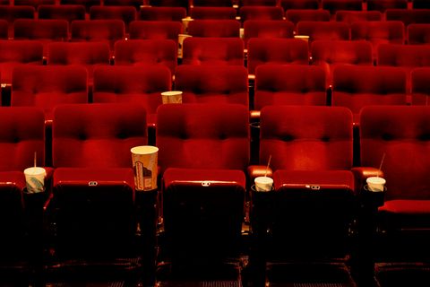 Ein leerer Kinosaal voller Popcorn und Abfall