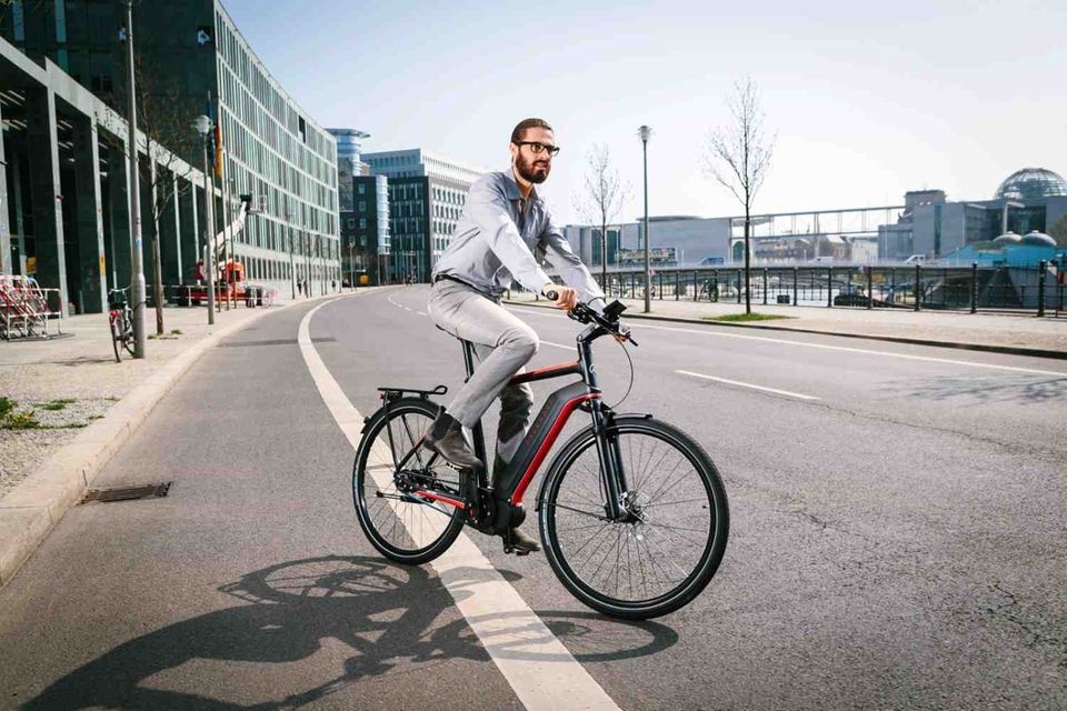 Service Elektroräder: Sportliches City-Rad von Kalkhoff. Der Trend geht zu Akkus, die harmonisch im Rahmen integriert sind. Sportliches City-Rad von Kalkhoff. Der Trend geht zu Akkus, die harmonisch im Rahmen integriert sind.