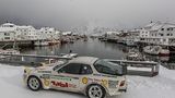 Der Porsche 944 Turbo "Weltenbummler" ist wie eine Litfaßsäule beklebt