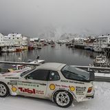 Der Porsche 944 Turbo "Weltenbummler" ist wie eine Litfaßsäule beklebt