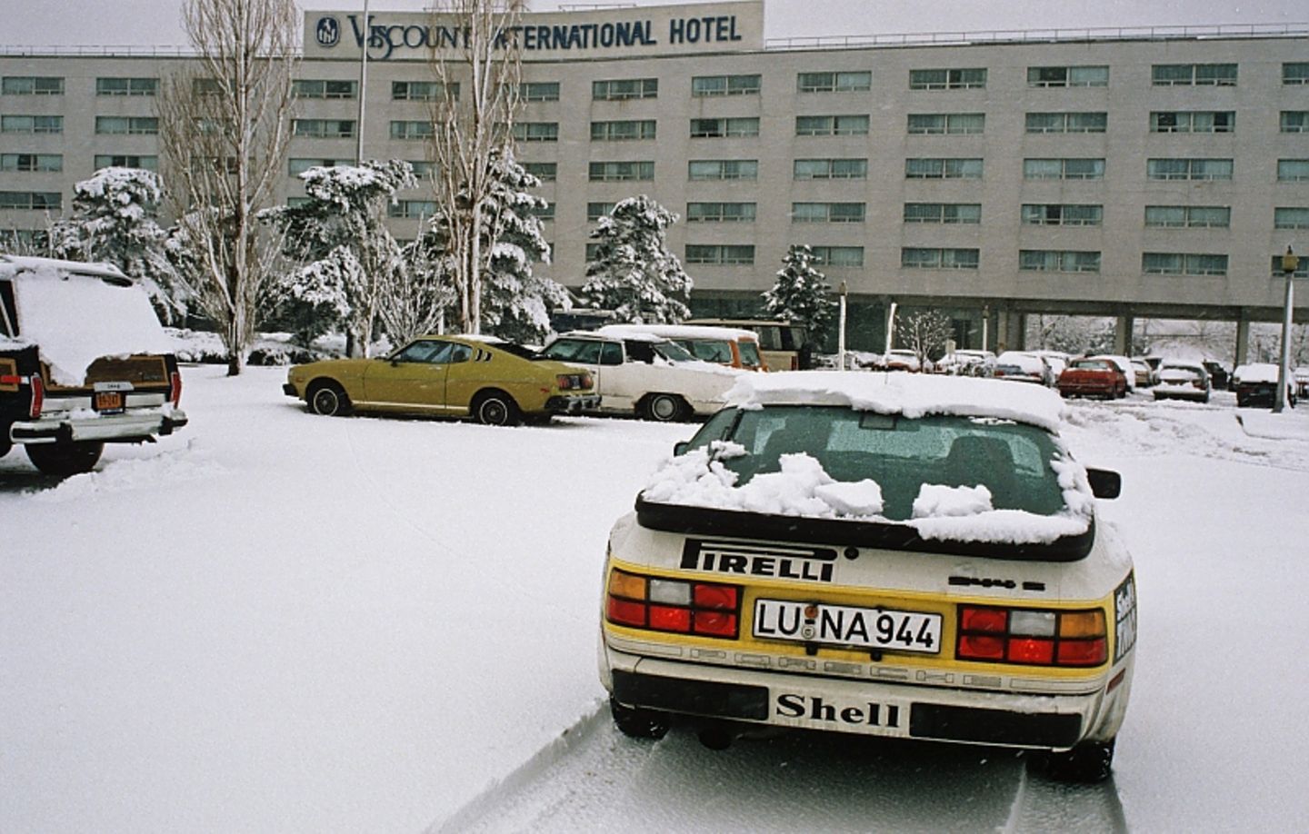 Schon damals musste sich der Porsche 944 durch Schnee kämpfen