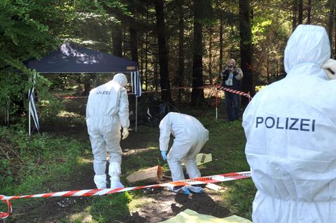 Kriminalbeamte untersuchen im Juni 2010 den Ort an dem die Leiche von Maria Bögerl gefunden wurde
