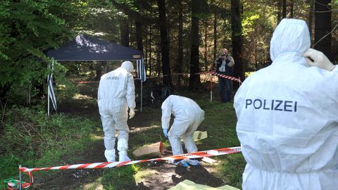 Kriminalbeamte untersuchen im Juni 2010 den Ort an dem die Leiche von Maria Bögerl gefunden wurde