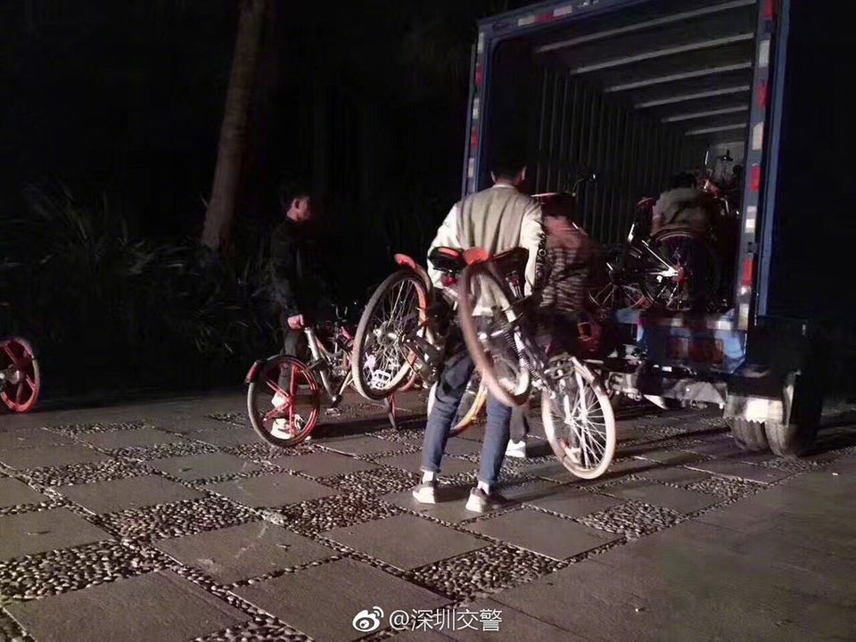Vor lauter Fahrrädern kein Platz zum Laufen In der chinesischen Stadt Shenzhen hat ein Überfluss an Shared-Bikes den Bay Park eingenommen.