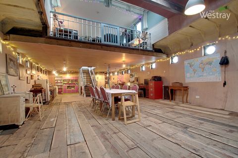 Der große Salon mit der Küche.