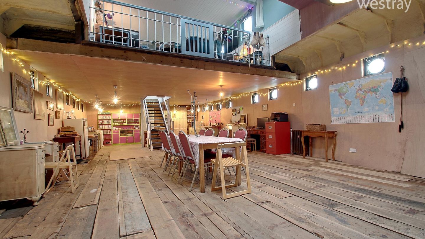 Der große Salon mit der Küche.