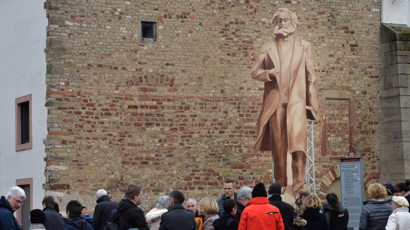 Ein hölzerner Schattenriss gibt den Einwohnern von Trier einen ersten Eindruck davon, wie die Statue von Karl Marx aussehen soll