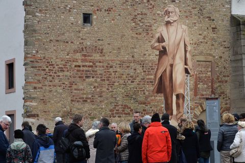 Ein hölzerner Schattenriss gibt den Einwohnern von Trier einen ersten Eindruck davon, wie die Statue von Karl Marx aussehen soll