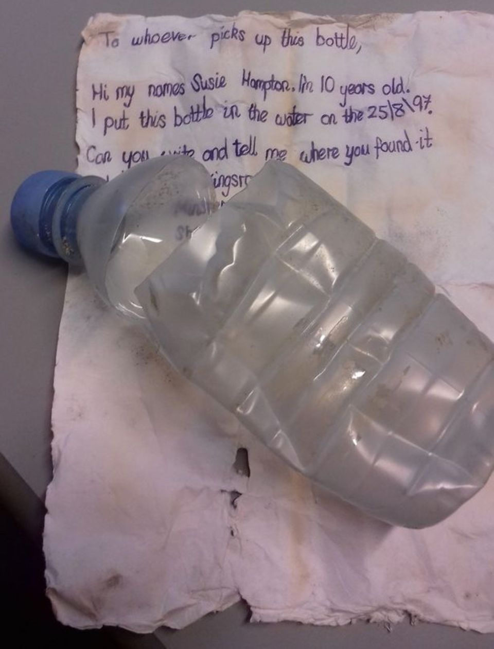 Flaschenpost PET-Flasche mit Brief