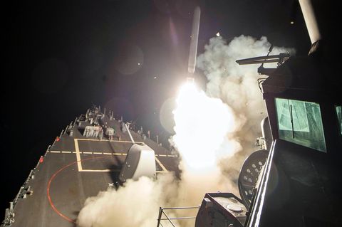 Die USS Ross startet eine Tomahawk-Rakete. Die 59 Raketen wurden in mehreren Wellen abgefeuert, können das Ziel aber zeitgleich erreicht haben.