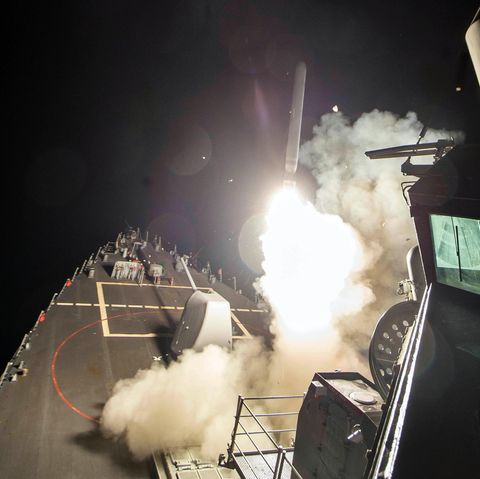 Die USS Ross startet eine Tomahawk-Rakete. Die 59 Raketen wurden in mehreren Wellen abgefeuert, können das Ziel aber zeitgleich erreicht haben.