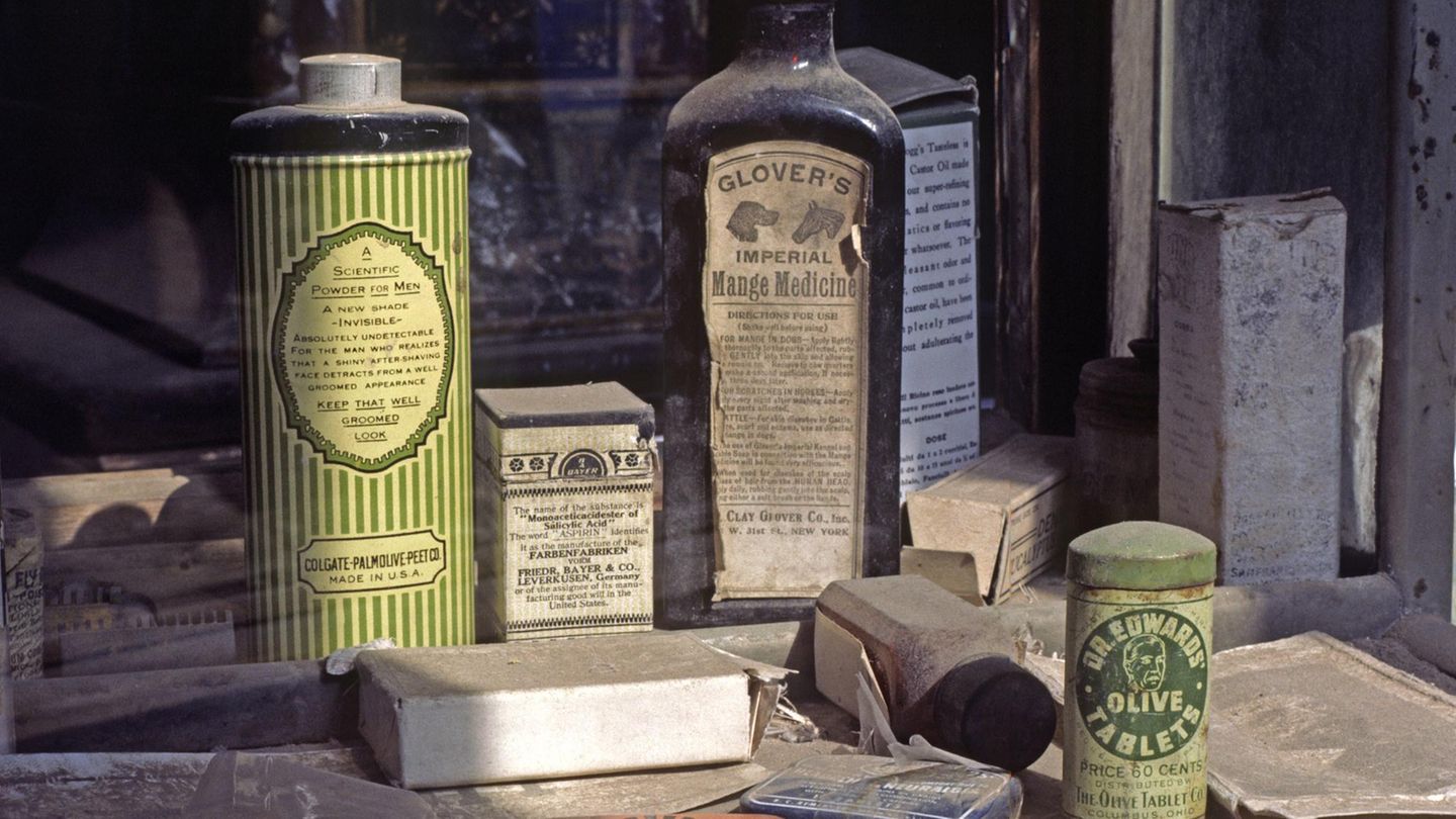 Auch in der Apotheke sammelt sich der Staub der Sierra Nevada
