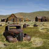 Bodie heute. Obwohl die Stadt seit mehr als 50 Jahren verlassen ist, haben sich die Holzhütten erstaunlich gut gehalten. Wie wild es hier mal zuging, ist aber kaum noch zu erahnen.