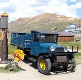 Die alte Tankstelle von Bodie. Der Wagen dürfte aber nur als Fotomodell in die Stadt gekommen sein.