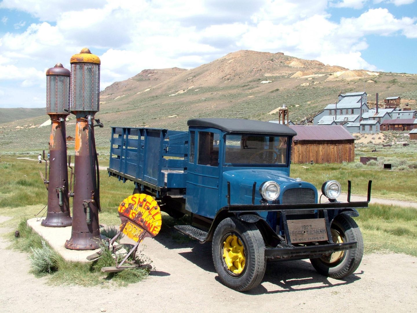 Die alte Tankstelle von Bodie. Der Wagen dürfte aber nur als Fotomodell in die Stadt gekommen sein.