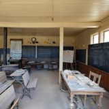 Die Schule sieht aus, als ob die Schüler einfach gegangen und nie wieder zurückgekehrt sind.