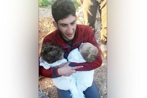 Abdel Hamid al-Jussuf hält nach dem Luftangriff auf Chan Scheichun in Syrien die leblosen Körper seiner Babys in den Armen