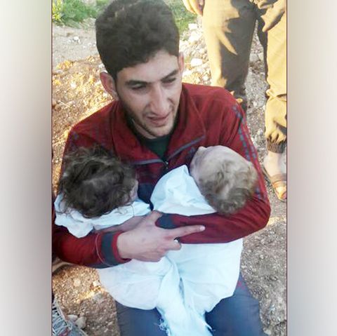 Abdel Hamid al-Jussuf hält nach dem Luftangriff auf Chan Scheichun in Syrien die leblosen Körper seiner Babys in den Armen