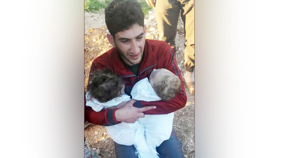 Abdel Hamid al-Jussuf hält nach dem Luftangriff auf Chan Scheichun in Syrien die leblosen Körper seiner Babys in den Armen