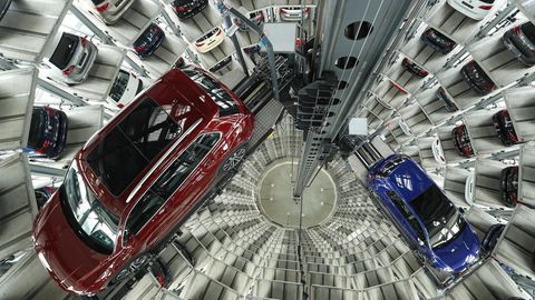 Stolz präsentiert VW bis zu 400 Neuwagen in den Auslieferungstürmen in Wolfsburg