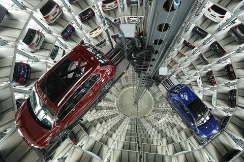 Stolz präsentiert VW bis zu 400 Neuwagen in den Auslieferungstürmen in Wolfsburg