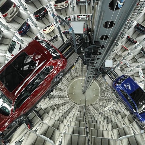 Stolz präsentiert VW bis zu 400 Neuwagen in den Auslieferungstürmen in Wolfsburg