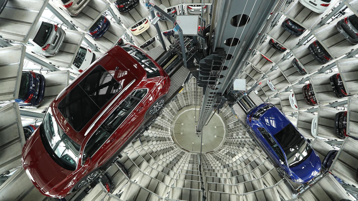 Stolz präsentiert VW bis zu 400 Neuwagen in den Auslieferungstürmen in Wolfsburg