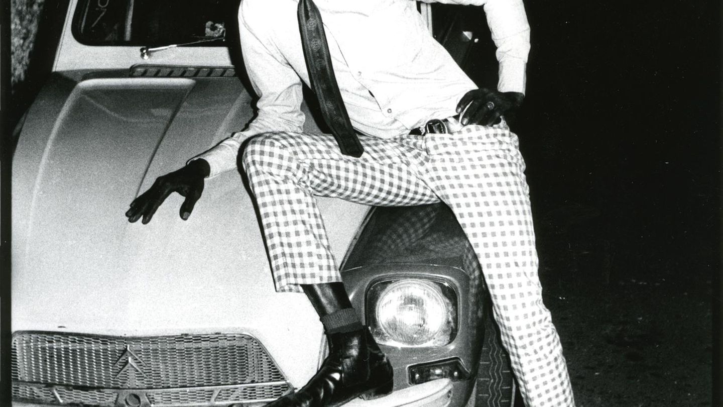 Malick Sidibé, Taximan avec voiture, 1970    Gelatin silver print, 40 x 30 cm    Courtesy Galerie Magnin-A