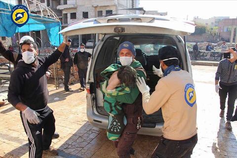 Helfer versorgen die Opfer in der syrischen Stadt Chan Scheichun