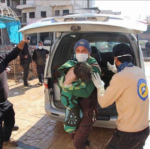 Helfer versorgen die Opfer in der syrischen Stadt Chan Scheichun