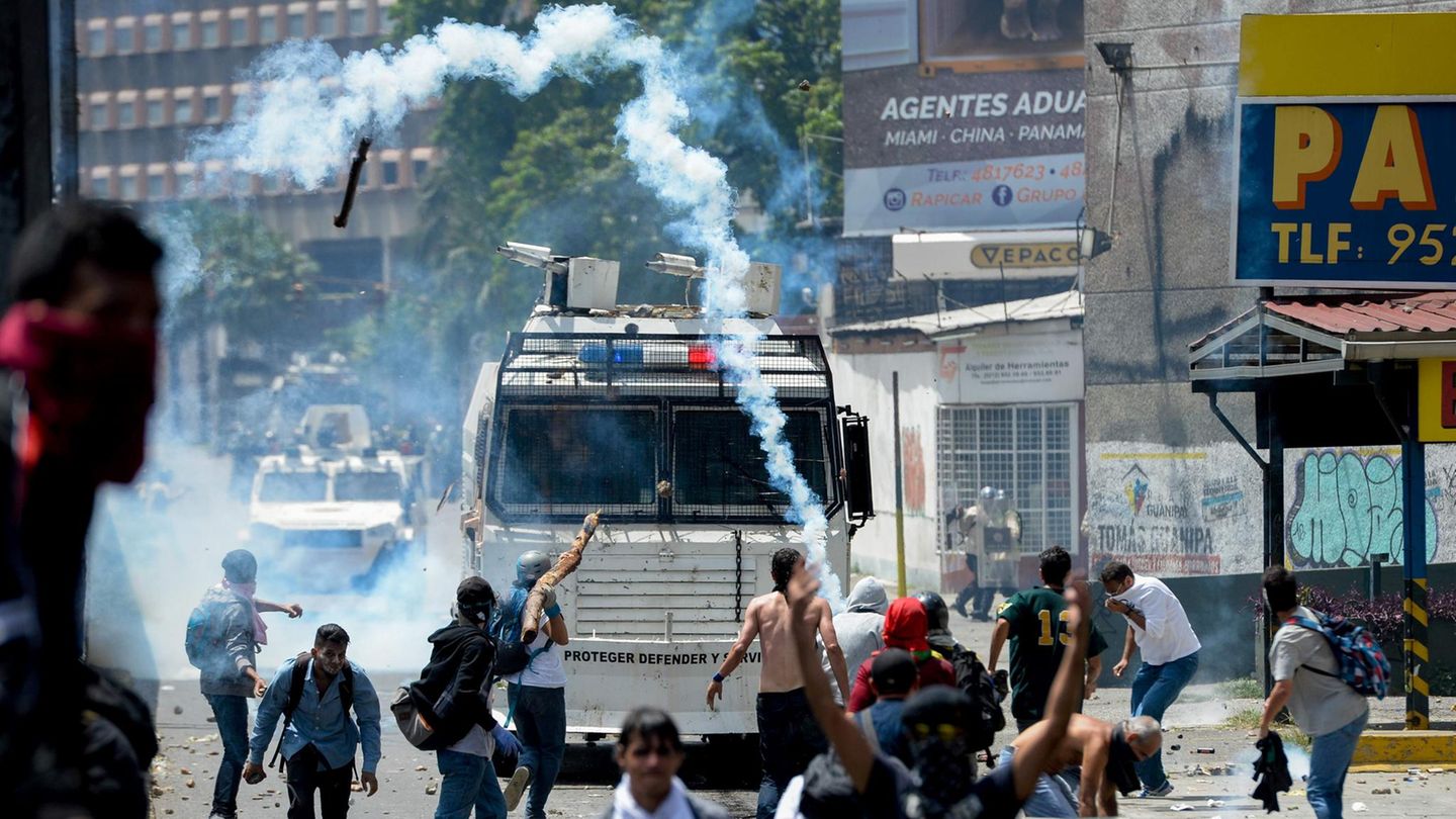 Oppositionelle demonstrieren in Venezuela gegen Präsident Nicolás Maduro