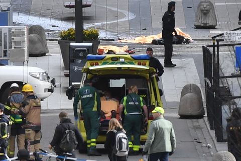 Rettungskräfte kümmern sich nach dem Lkw-Anschlag im Zentrum von Stockholm um eine verletzte Person