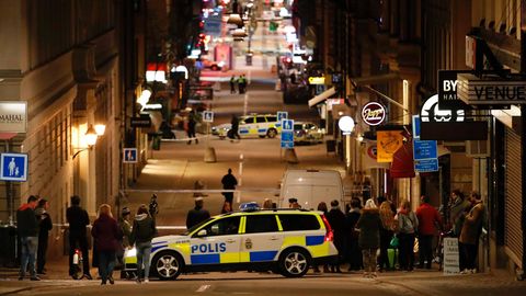 Noch sucht die Polizei nach dem Fahrer des Lkw, der am Freitag in Stockholm in eine Menschenmenge gefahren war