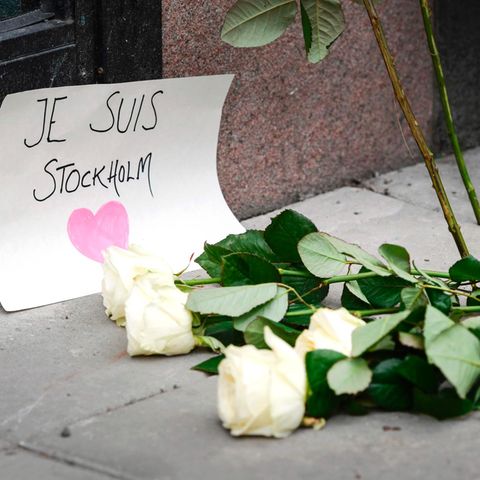Abgesperrte Einkaufsstraße nach LKW-Anschlag in Stockholm