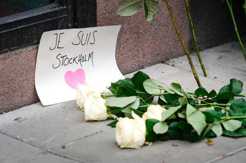 Abgesperrte Einkaufsstraße nach LKW-Anschlag in Stockholm