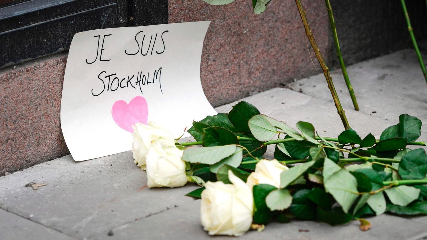 Abgesperrte Einkaufsstraße nach LKW-Anschlag in Stockholm