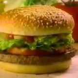 McDonald's McLean Deluxe  Eins muss man dem Fastfoodriesen lassen: Für Experimente ist McDonald's immer gut. Beispielsweise für diesen Burger, der 1991 angeboten wurde. Der McLean Deluxe sollte 91 Prozent fettfrei sein, also genau das Richtige für Menschen auf Diät. So wurde er zumindest beworben. Um das Fett auszugleichen wurde der Burger mit Wasser und Carrageen (Algenextrakt) aufgespritzt. Kein Wunder, dass es ihn nicht lange gab.