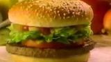 McDonald's McLean Deluxe  Eins muss man dem Fastfoodriesen lassen: Für Experimente ist McDonald's immer gut. Beispielsweise für diesen Burger, der 1991 angeboten wurde. Der McLean Deluxe sollte 91 Prozent fettfrei sein, also genau das Richtige für Menschen auf Diät. So wurde er zumindest beworben. Um das Fett auszugleichen wurde der Burger mit Wasser und Carrageen (Algenextrakt) aufgespritzt. Kein Wunder, dass es ihn nicht lange gab.