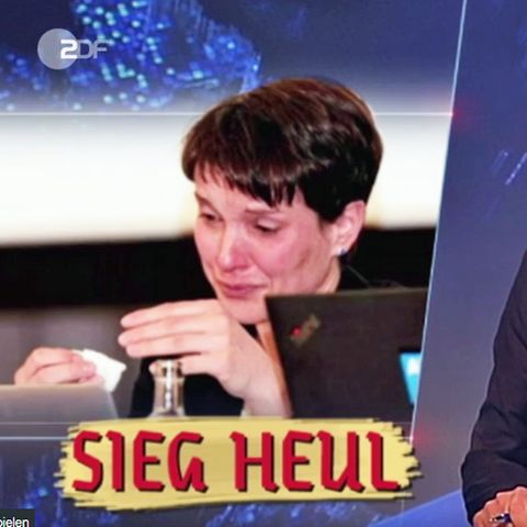 Szene im Studio der "heute-Show": die weinende Frauke Petry und Oliver Welke.