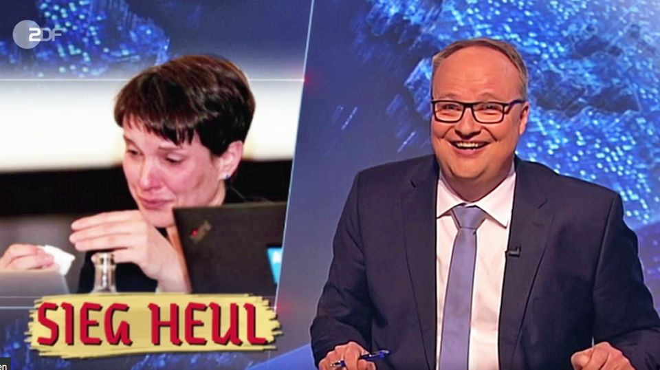 Szene im Studio der "heute-Show": die weinende Frauke Petry und Oliver Welke.