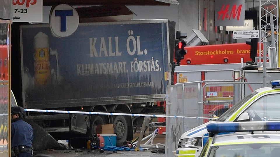 Stockholm Anschlag Lkw Ein blauer Bier-Lkw steht nach dem Anschlag von Stockholm in der Front eines Kaufhauses
