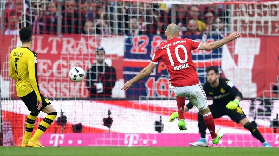 Arjen Robben vom FC Bayern zieht gegen den BVB von rechts in die Mitte und trifft zum 3:1 in der Bundesliga-Partie