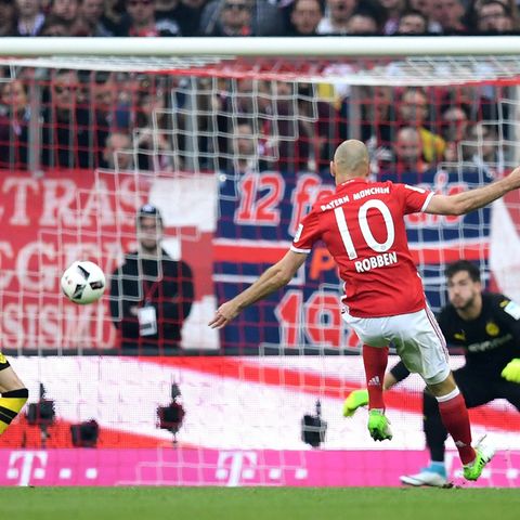 Arjen Robben vom FC Bayern zieht gegen den BVB von rechts in die Mitte und trifft zum 3:1 in der Bundesliga-Partie