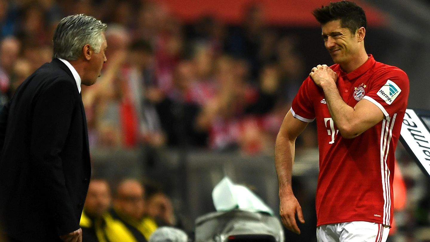 Robert Lewandowski fasst sich nach seiner Auswechslung gegen den BVB an die Schulter