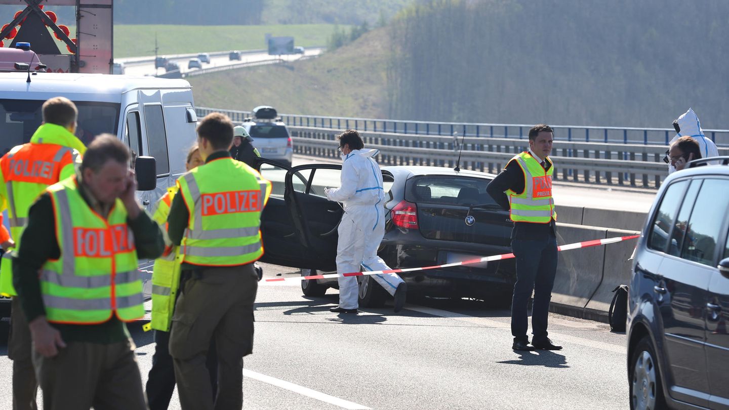 A3 - Polizei sichert Spuren im Auto