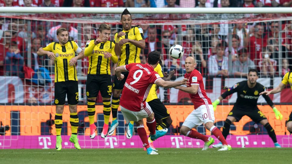 Der BVB-Youngster Ousmane Dembélé duckt sich in der Mauer weg und Robert Lewandowski trifft für die Bayern Der BVB-Youngster Ousmane Dembélé duckt sich in der Mauer weg und Robert Lewandowski trifft für die Bayern
